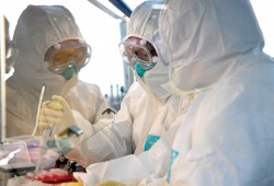 Китай будет испытывать маски и вакцины от коронавируса, разработанные сибирскими учеными