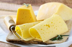 Российский врач рассказал, к каким болезням может привести злоупотребление сыром