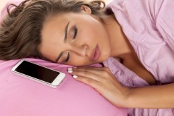 Медики связали использование смартфона и проблемы со сном