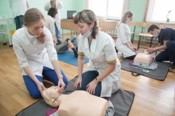 В России предложили ввести начальную медподготовку в школах
