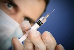 Во Франции суд приравнял вакцинацию к суициду