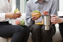 Медики составили топ-5 перекусов для офиса, чтобы похудеть, а не поправиться