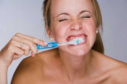 Названы опасные последствия отказа от чистки зубов перед сном