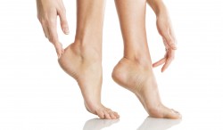 Советы врача: как сохранить здоровье и красоту ног летом