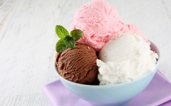 Гастроэнтеролог предостерегла от употребления мороженого в жару